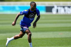 England: Nationalspieler Sterling und Henderson von der Queen ausgezeichnet
