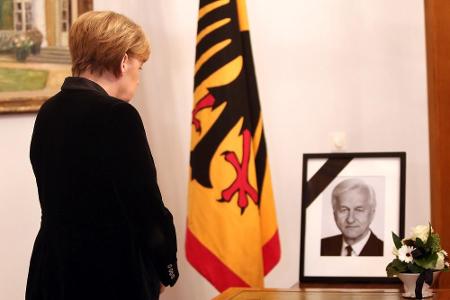 Der ehemalige Bundespräsident (1984-1994) Richard von Weizsäcker stirbt am 31. Januar mit 94 Jahren in Berlin.