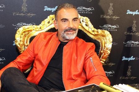 Ed-Hardy-Erfinder und Chefdesigner Christian Audigier stirbt am 9. Juli im Alter von 57 Jahren an den Folgen seiner Knochenm...