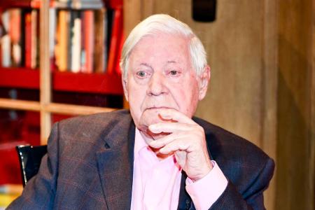 Altkanzler Helmut Schmidt stirbt am 10. November im Alter von 96 Jahren.