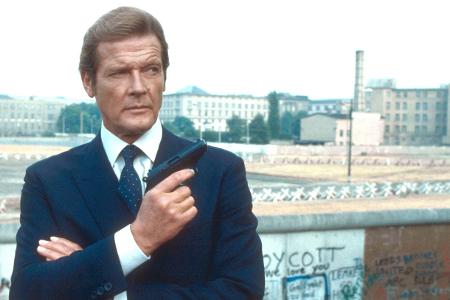 Alle Filmfans wissen, dass ein Martini nicht geschüttelt, sondern gerührt wird. Auf dieser Aufnahme genießt Roger Moore eine...