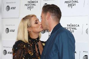 Paris Hilton turtelt mit ihrem Verlobten auf dem roten Teppich