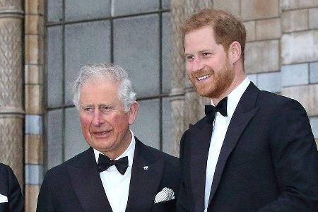 Prinz Charles (l.) wird seinen Sohn Prinz Harry im Juli nicht treffen.