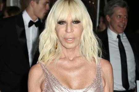 Die Blondine auf dem Bild ist auch heute noch blond: Designerin Donatella Versace ist 64 Jahre alt. Und nicht gerade für ein...