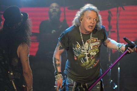 Der Mann, der 1994 neben Versace abgelichtet wurde, ist der Frontmann von Guns N' Roses, Axl Rose. Er ist einer der wenigen ...