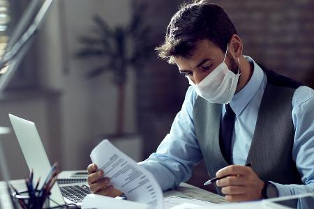 Wann Atemschutzmasken wieder aus dem Büroalltag verschwinden, ist derzeit noch nicht absehbar. Wann Atemschutzmasken wieder aus dem Büroalltag verschwinden, ist derzeit noch nicht absehbar.