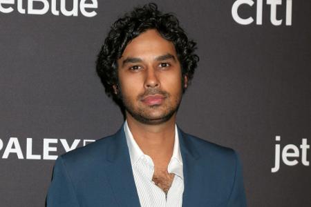Mit seinen Locken ist Kunal Nayyar einer der wenigen Darsteller, die im echten Leben deutlich anders aussehen als seine Seri...