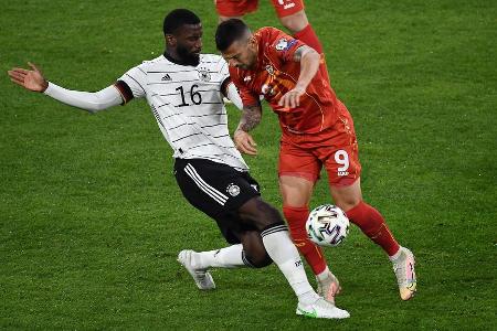 Leitete Gnabrys Großchance (31.) mit einer klasse Spielverlagerung ein. Agierte vor dem 0:1 (45.) viel zu passiv und ließ Ca...