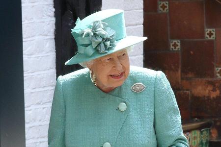 Die Queen stellt neue Mitarbeiter ein. Die Queen stellt neue Mitarbeiter ein.