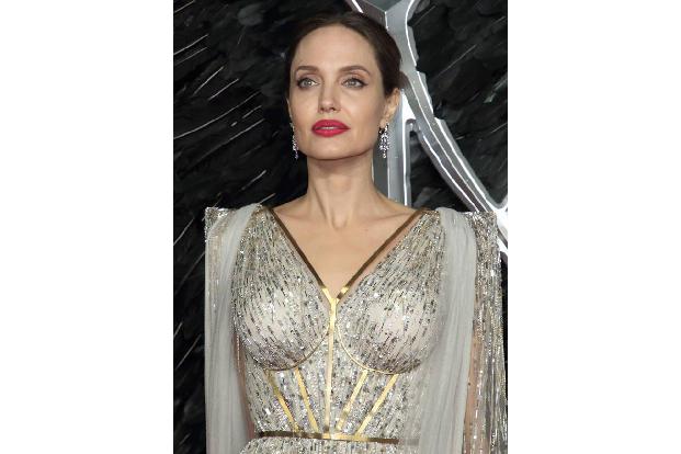Angelina Jolie ist zwar nicht an Krebs erkrankt, unterzog sich 2013 allerdings einer doppelten Mastektomie und 2015 ließ sie...