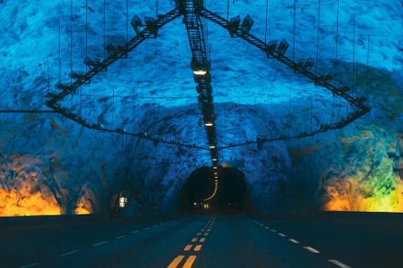 In Norwegen ist mit 24,51 Kilometern der längste Straßentunnel der Welt zu finden. Der Lærdalstunnel verbindet die Orte Aurl...