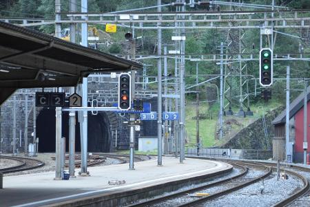 Keine Autos, sondern Züge durchqueren den Gotthard-Basistunnel und damit die zentralen Schweizer Alpen - unter anderem das G...