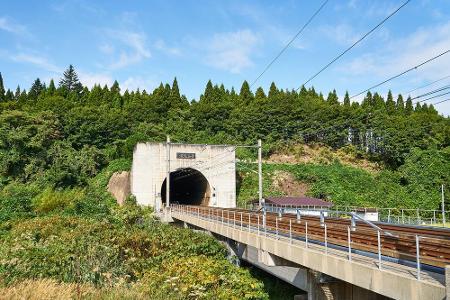 Mit 53,85 Kilometern wartet der Seikan-Tunnel in Japan auf. Der Eisenbahntunnel verbindet die Hauptinsel Honshu mit der nörd...