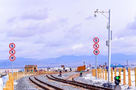 Der Neue Guanjiao-Tunnel ist ein chinesischer Eisenbahntunnel der Lhasa-Bahn zwischen Xining und Golmud. 2014 wurde er eröff...