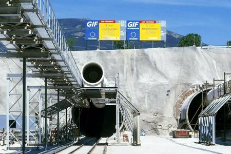 Durch die Sierra de Guadarrama im spanischen Scheidegebirge führt der Guadarrama-Tunnel, der auf der Hochgeschwindigkeitsstr...