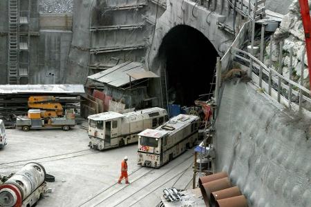 Unter den Alpen verläuft der 34,6 Kilometer lange Lötschberg-Basistunnel. Er verbindet die Schweizer Städte Frutigen und Rar...