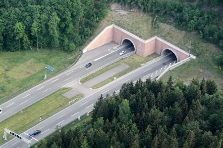 Deutschlands längster Autobahntunnel wurde 2003 in Betrieb genommen. Der Rennsteigtunnel in Hessen wartet mit einer Länge vo...