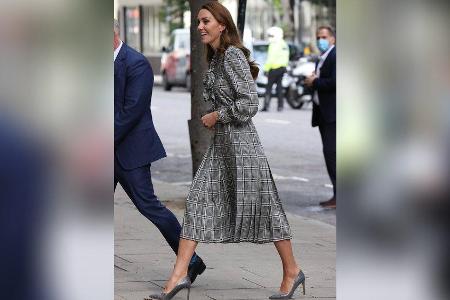 Herzogin Kate fühlt sich in ihrem Zara-Kleid sichtlich wohl. Herzogin Kate fühlt sich in ihrem Zara-Kleid sichtlich wohl.
