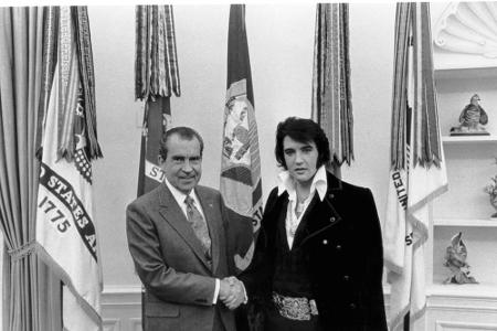 Elvis Presley (1935-1977, hier mit Ex-US-Präsident Richard M. Nixon) ist als 