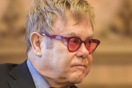 Elton John muss sich von einer Operation erholen. Elton John muss sich von einer Operation erholen.