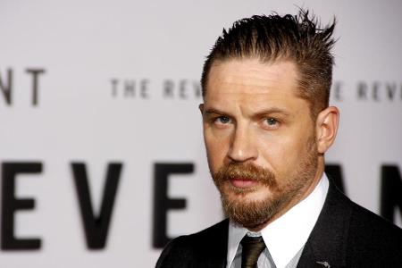 Die meisten Unfälle passieren im Haushalt: Mit einem Küchenmesser stach sich Tom Hardy (42, 