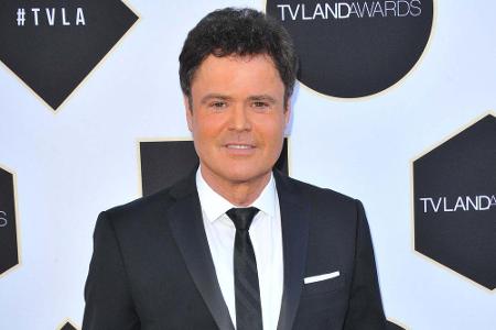 Sänger und Talkshow-Moderator Donny Osmond (63) gab sich in Folge zehn zu erkennen. Der Entertainer hat die Bühne im Blut: E...