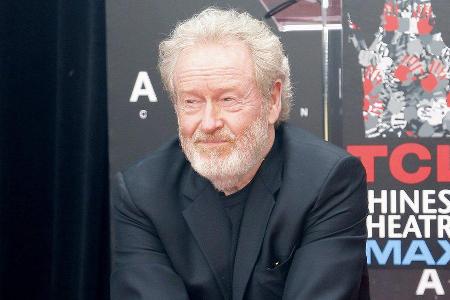 Regisseur Ridley Scott wurde 2003 von der Queen zum Ritter geschlagen. Regisseur Ridley Scott wurde 2003 von der Queen zum Ritter geschlagen.