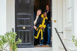 Prinz William zeigt sich gut gelaunt und in lässigem Look