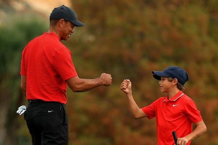 Gemeinsam mit seinem Sohn: Tiger Woods zurück auf dem Golfplatz