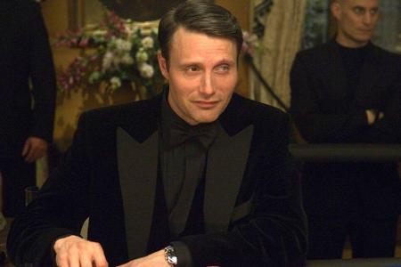 Zu Beginn die gelungenen Schurken: Den Auftakt macht Daniel Craigs erster Gegenspieler Le Chiffre, gespielt von Mads Mikkels...
