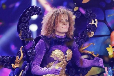 Sie nahm in der ersten Staffel der Show im Juni 2019 als erste Prominente ihre Maske ab: Ex-No-Angel Lucy Diakovska sang ver...