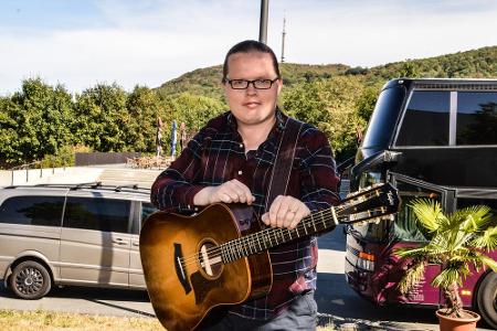 Angelo Kelly sang im Kostüm der Kakerlake. Er verließ die Show nach zwei Auftritten aufgrund des Ausbruchs der Corona-Pandem...