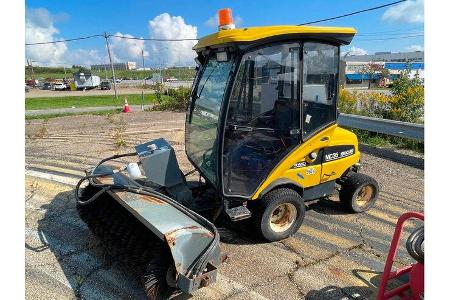 New Holland MC-35 4-wheel drive sweeper