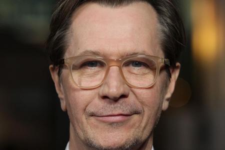 Gary Oldman (59) hat einen Hang dazu, sein charmantes und liebenswertes Gemüt vor der Kamera abzulegen und sich in einen Sch...