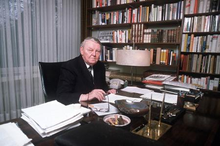 Ludwig Erhard (Deutschland_CDU) sitzt Zigarre rauchend am Sc...