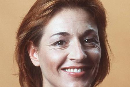 Schauspielerin Hendrikje Fitz erliegt dem Krebs nach langem öffentlichem Kampf am 7. April 2016. Sie stirbt mit 54 Jahren.
