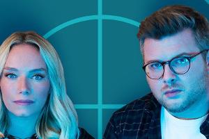 Visa Vie und Philipp Fleiter präsentieren "Sonntag 20:15 Uhr - Der Podcast zu Tatort und Polizeiruf".