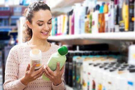 Der gängigste Trick sind 2-in-1-Produkte. Vor allem beim Duschen spart man sich mit einem Produkt, das Shampoo und Spülung z...