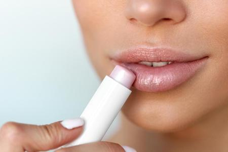 Viele Pflegestifte verleihen den Lippen einen leichten Farbschimmer. Damit spart man sich Lippenstift nach der Lippenpflege.