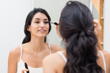 Auch auf Eyeliner kann man verzichten, wenn man die Mascara nur ordentlich aufträgt. Wer das Bürstchen direkt am Wimpernkran...