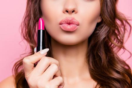 Sparen Sie sich langes Suchen nach dem perfekten Rouge-Ton: Lippenstift eignet sich perfekt als Rouge-Ersatz! Einfach den Li...