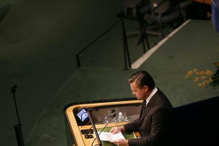 Leonardo DiCaprio setzt sich gegen den Klimawandel ein. 2014 ernannte der damalige Generalsekretär Ban Ki-moon den Schauspie...