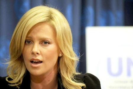 Charlize Theron ist eine von zwölf FriedensbotschafterInnen der Vereinten Nationen. 2008 wurde sie dazu ernannt, weil sie ei...