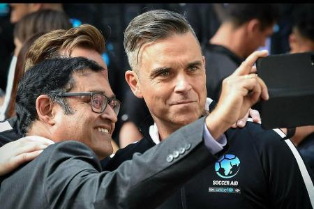 Robbie Williams reiste 1998 zum ersten Mal mit UNICEF nach Sri Lanka, 2000 wurde er zum UNICEF-Botschafter ernannt. Als solc...
