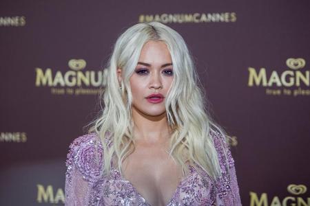 Rita Ora erlebte als Kind selbst die Flucht aus ihrer Heimat, dem Kosovo. Seit 2013 setzt die Sängerin sich für das Kinderhi...