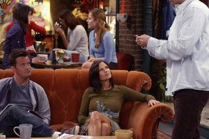 Courteney Cox bedient im legendären "Friends"-Café "Central Perk"