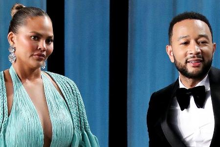 Chrissy Teigen und John Legend haben vor einem Jahr ihren Sohn verloren. Chrissy Teigen und John Legend haben vor einem Jahr ihren Sohn verloren.