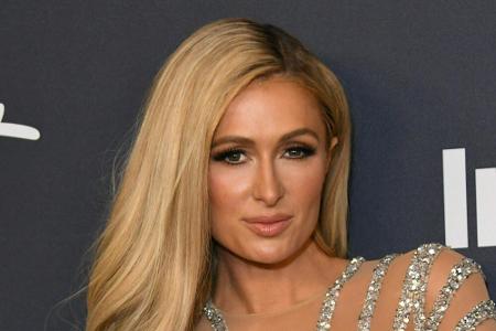 Laut eigener Aussage ist Paris Hilton eine Cousine 20. Grades der Queen. Hiltons Vater ist wie Queen Elizabeth II. ein Nachf...