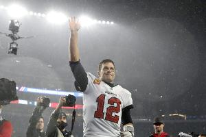 NFL: Knapper Sieg und Rekord für Brady bei Rückkehr