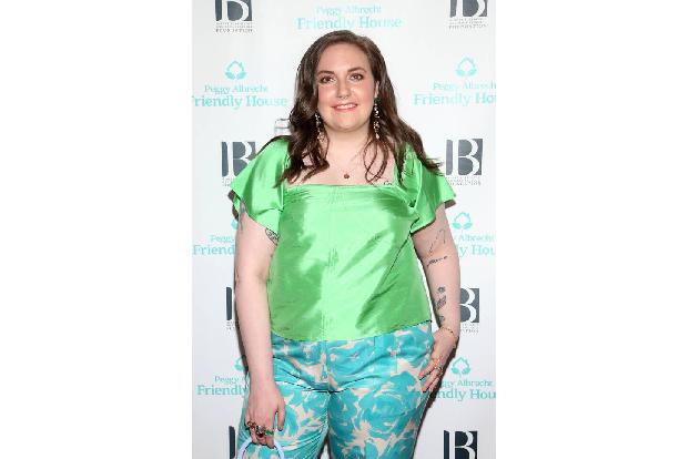 Auch Lena Dunham stellte fest, dass ihr der raue Ton auf Twitter nicht guttut und fand dafür eine ganz andere Lösung: Sie en...
